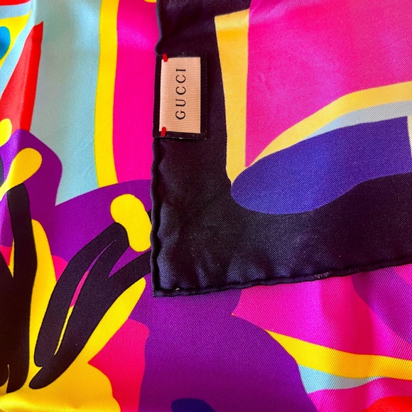 GORGEOUS new GUCCI silk scarf - Picture 1 of 3
